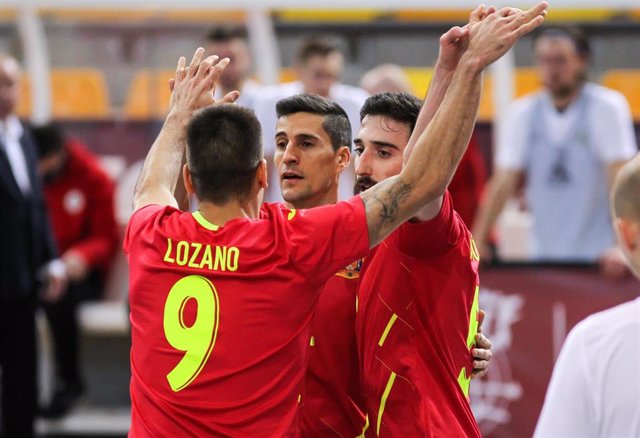 Archivo - Sergio Lozano, Carlos Ortiz y Raúl Gómez celebran un gol de la selección española de fútbol sala