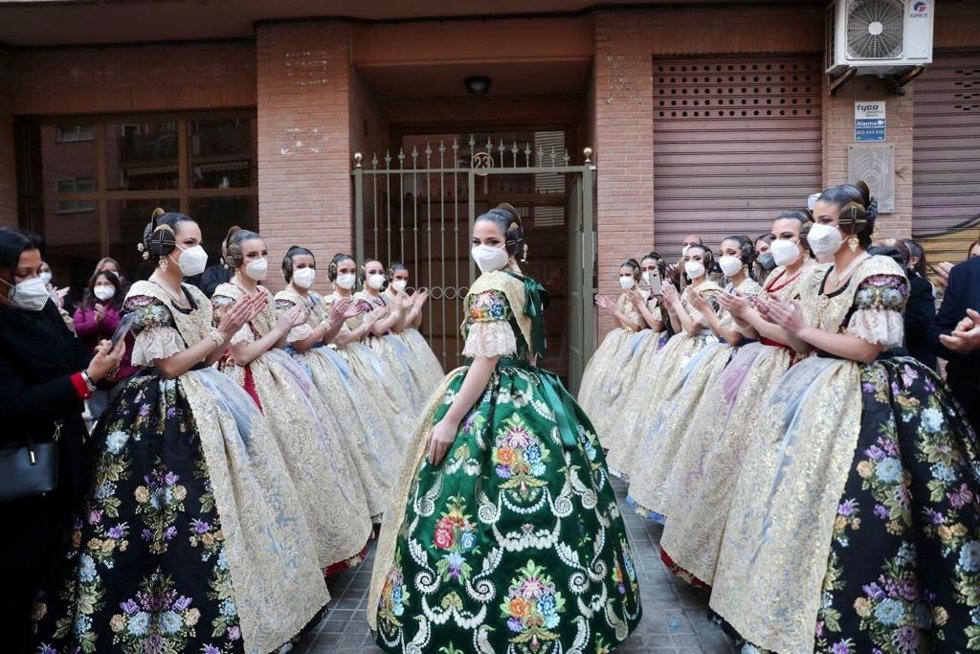 La Fallera Mallor escoge el verde primavera para el espolín que estrena en su  Exaltación