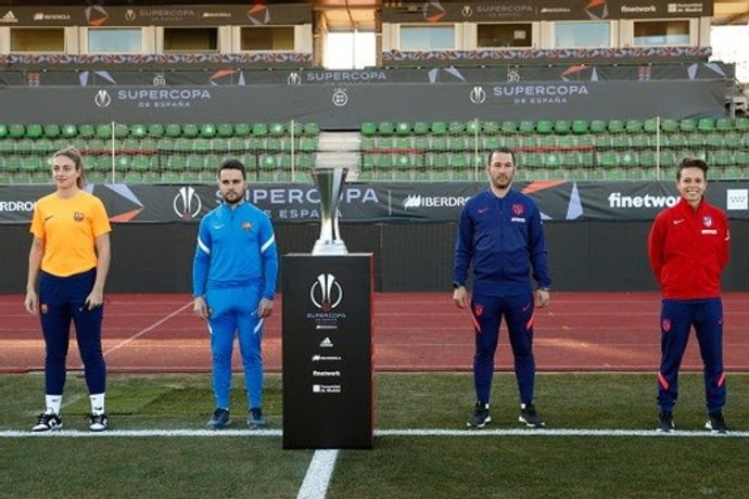 Alexia Putellas, Jonatan Giráldez, Óscar Fernández y Amanda Sampedro posan con el trofeo de la Supercopa de España