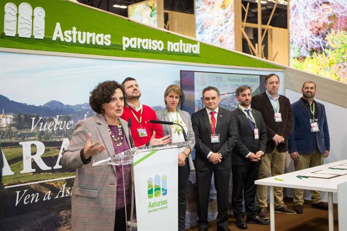 Archivo - Piñán con los alcaldes de la Comarca de la Sidra.