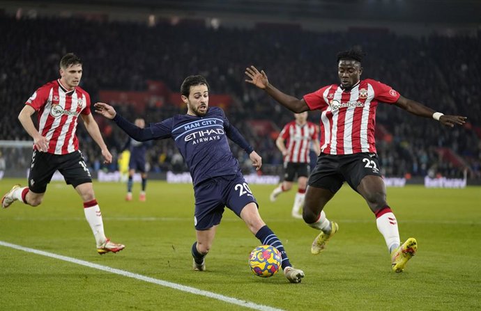 Bernardo Silva pelea por un balón con Mohammed Salisu, jugador del Southampton