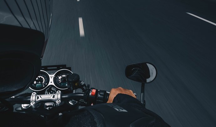 Imagen de recurso de motorista en la carretera.