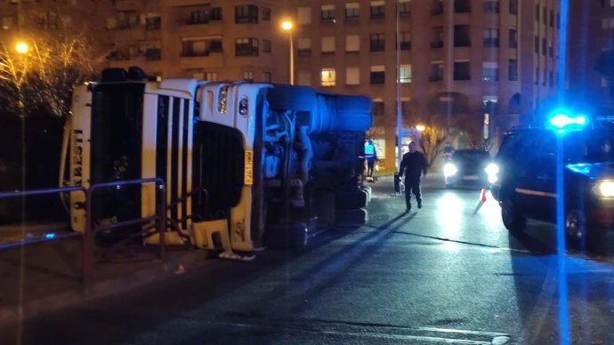 Camión volcado en la rotonda de Las Gaunas
