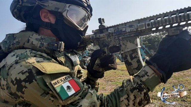 Archivo - Un militar de la Marina de México