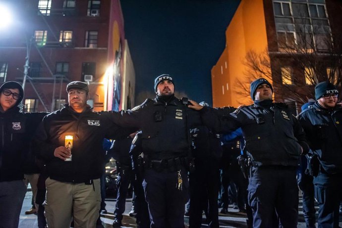 El alcalde Eric Adams asiste a una vigilia por los dos agentes de la policía de Nueva York que han sido disparados, uno de ellos mortalmente, em frente a la 32 comisaría de Harlem,  22 de enero de 2022.