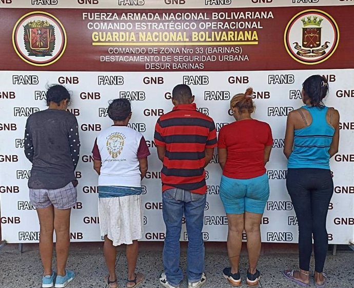 Los cinco integrantes de 'Los Botas Negros' detenidos por la Guardia Nacional Bolivariana.