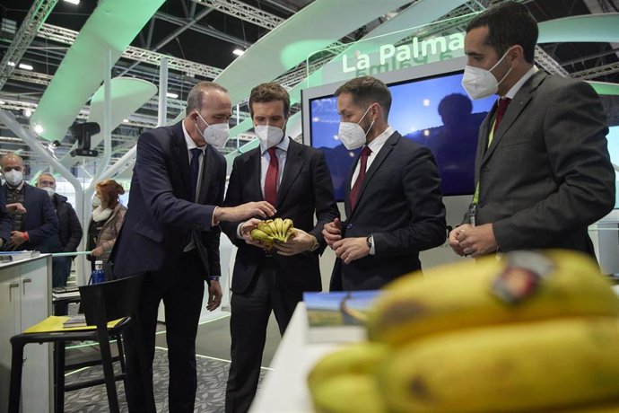 El presidente del Partido Popular, Pablo Casado, con unos plátanos en el estand de La Palma en la tercera jornada de la 42 edición de la Feria Internacional del Turismo, Fitur 2022, en Ifema Madrid, a 21 de enero de 2022, en Madrid (España). 