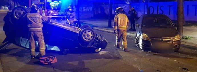 Accidente de tráfico en la calle Luis Rosales de Sevilla.