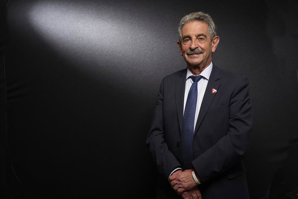 El presidente de Cantabria, Miguel Ángel Revilla,posa para Europa Press, en el estand Europa Press de Fitur 2022