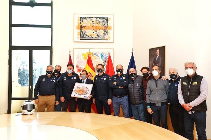 El alcalde de Madrid recibe en el Ayuntamiento a la ong riojana KM Solidarity