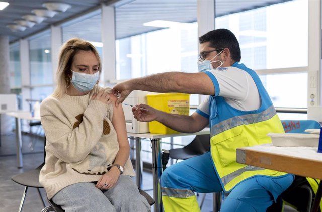 Una mujer es vacunada contra el Covid-19, en el WiZink Center.