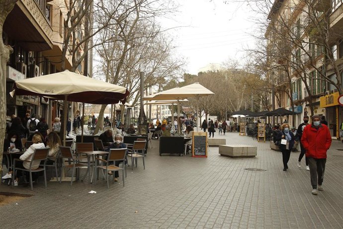 Archivo - La terraza de un bar en Palma.