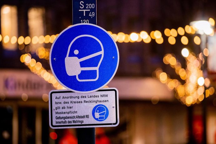 Archivo - 13 January 2021, North Rhine-Westphalia, Recklinghausen: A sign indicates that wearing a face mask is mandatory can be seen in the city centre. Photo: Rolf Vennenbernd/dpa