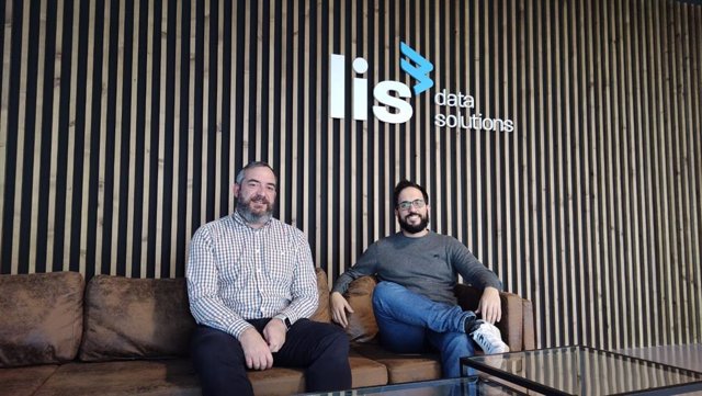 A la izquierda el responsable de I+D de LIS Data Solutions, David López, acompañado de Alberto Monge, socio y director de Tecnología