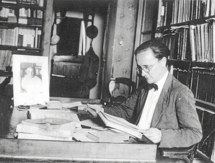 Francesc de Borja Moll en una mesa de trabajo.