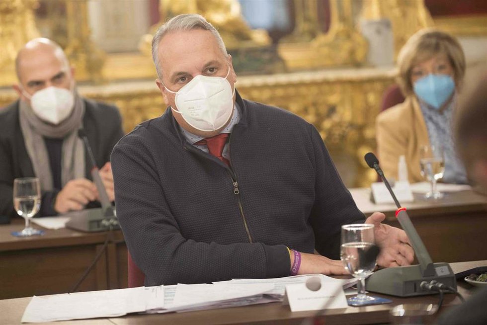 Archivo - El portavoz del PSOE en Diputación y secretario general en Cádiz, Juan Carlos Ruiz Boix, durante el pleno ordinario de diciembre.
