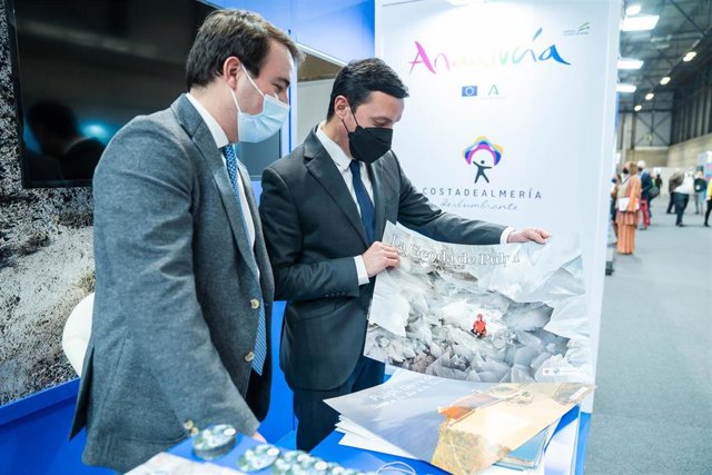 El diputado provincial de Turismo de Almería, Fernando Giménez, y el presidente de la Diputación de Almería, Javier A. García, en Fitur 2022.