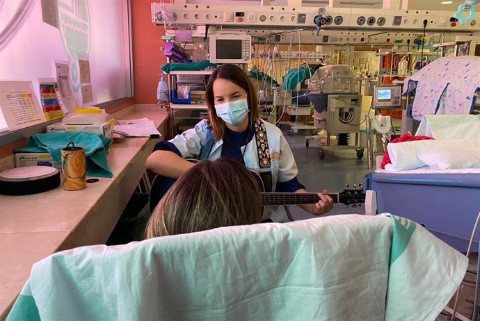 La doctora Carla Navarro, musicoterapeuta pediátrica.