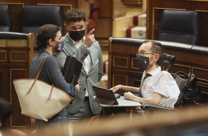 Archivo - Imagen de recurso de la ministra de Igualdad, Irene Montero, con el portavoz parlamentario de ERC, Gabriel Rufián, y con el portavoz de Unidas Podemos, Pablo Echenique (d).