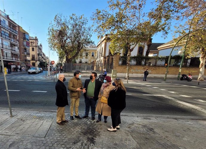 El portavoz de Cs en el Ayuntamiento de Sevilla, Álvaro Pimentel, en una visita a la zona en obras del Distrito Macarena