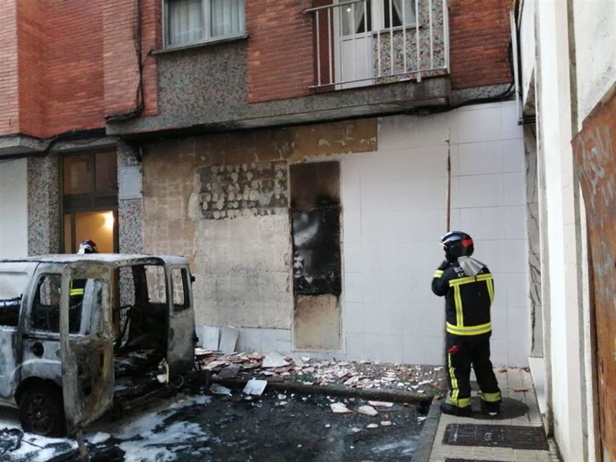 Furgoneta incendiada en Gijón.