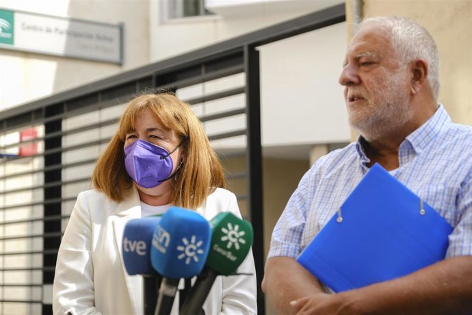 Archivo - La parlamentaria andaluza del PSOE-A Soledad Pérez y Martín Durán, de la Federación de Organizaciones de Mayores de Andalucía (FOAM), en una foto de archivo.