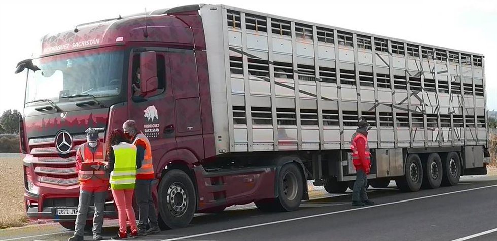 Archivo - Policía Foral inspecciona un vehículo de transporte animal en carretera N-113