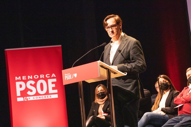 El primer secretario del PSC, Salvador Illa (1d), interviene en la clausura del XIV Congreso del PSOE de Menorca