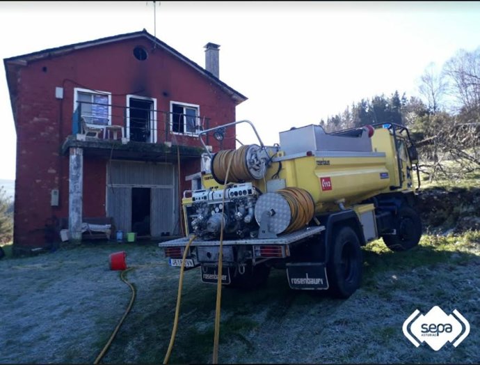 Incendio casa en Grandas de Salime.