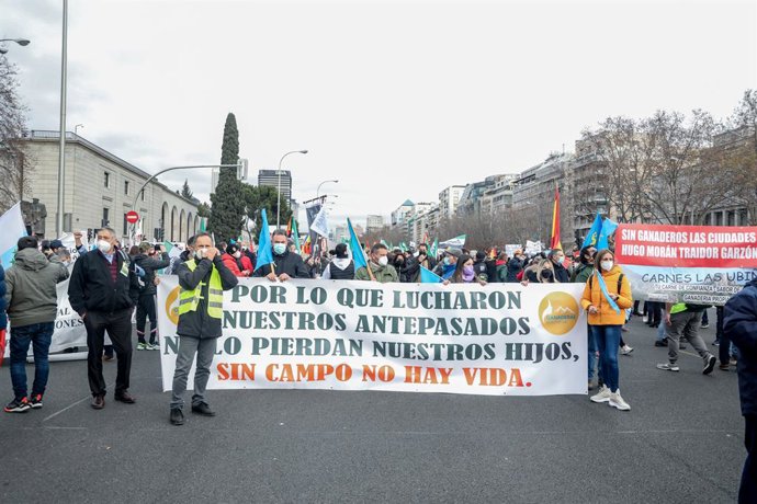 Varias personas con una pancarta que reza Sin campo no hay vida, en la movilización en defensa del campo y del mundo rural y la futura Ley de Protección Animal, en Madrid, a 23 de enero de 2022, en Madrid (España). La asociación Alma Rural ha convocado 