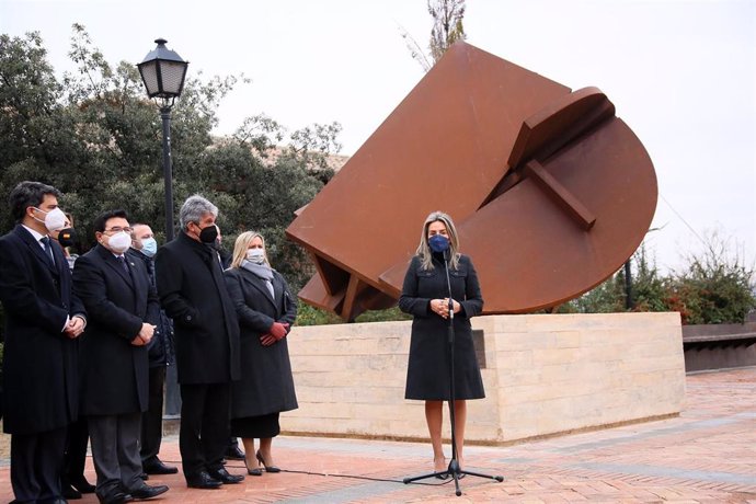 La alcaldesa de Toledo, Milagros Tolón, en la inauguración de la escultura en memoria de los fallecidos por COVID-19