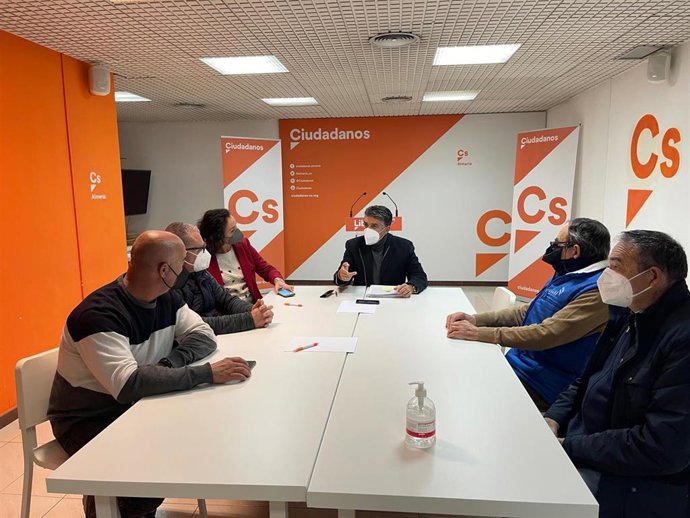 Reunión del portavoz del grupo municipal de Ciudadanos (Cs) en Almería, Miguel Cazorla, con representantes de la Asociación en Defensa de la Agricultura (ADA) y con la Asociación Provincial de Pozos y Norias de Almería.