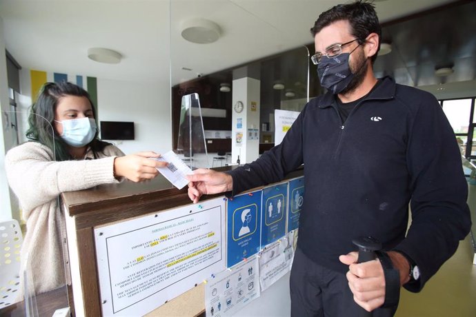 Archivo - Un peregrino muestra su certificado de vacunación al llegar a un albergue, a 30 de octubre de 2021, en O Pino, A Coruña, Galicia (España). Los albergues gallegos ya pueden funcionar al 100 por ciento de su capacidad, pero deben exigir el certi