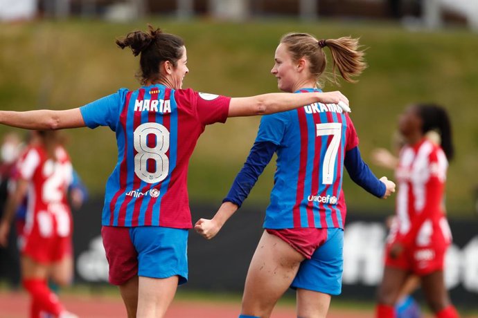 Marta Torrejón celebra con Caroline Graham Hansen uno de los goles del FC Barcelona ante el Atlético de Madrid en la final de la Supercopa de España 2022