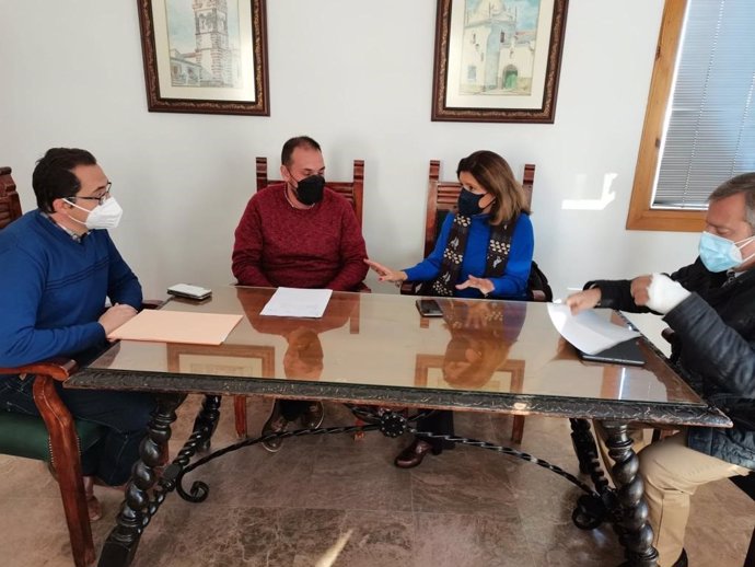 La delegada territorial de Salud y Familias, María Jesús Botella, ha mantenido una reunión institucional con el nuevo alcalde de Adamuz (Córdoba), Rafael Ángel Moreno.