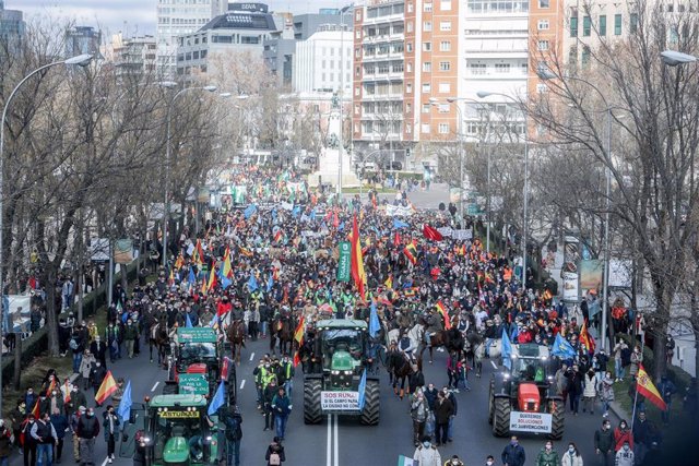 Manifestantes en defensa del mundo rural, en el Paseo de la Castellana, en Madrid.