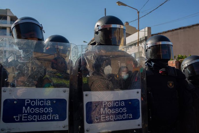 Agents de policia duen a terme el desallotjament d'una nau industrial okupada 