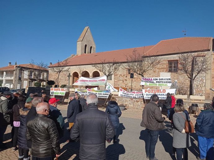 Concentración en Faramontano contra las macrogranjas.