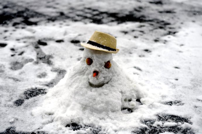 Archivo - Arxivo - Un ninot de neu al carrer en el segon dia de neu 