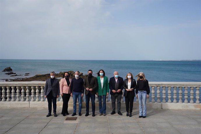 El presidente del PP-A y de la Junta de Andalucía, Juanma Moreno, junto a la secretaria general del PP-A, Loles López, y los consejeros del PP-A en el Gobierno andaluz, este domingo en Cádiz para participar en la Convención del PP-A.