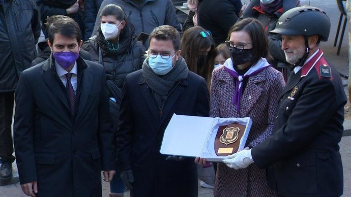 El president de la Generalitat, Pere Aragons, vas agafar a la celebració dels Tres Tombs d'Igualada (Barcelona), acompanyat per l'alcalde, Marc Castells