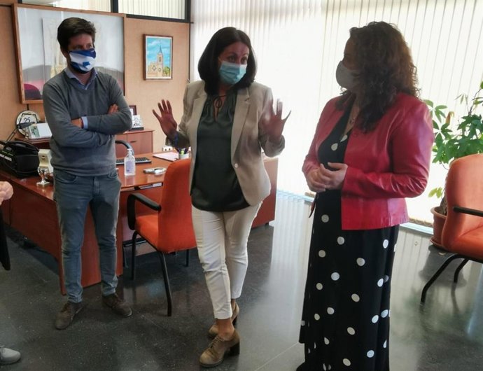 El portavoz de Cs en el Ayuntamiento de Huelva, Guillermo García de Longoria; la delegada territorial Educación y Deporte, Estela Villalba, y  la viceportavoz municipal, Noelia Álvarez