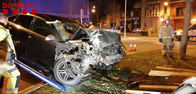 Cotxe accidentat després d'estavellar-se a la seu de la Denominació d'Origen Empord a Figueres (Girona)