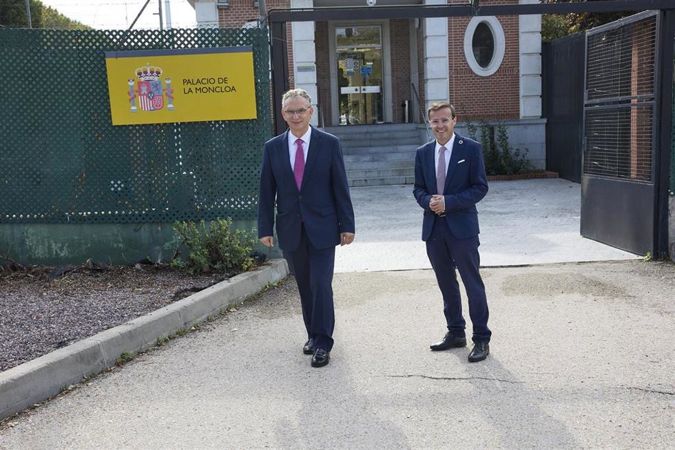 Archivo - Los alcaldes de Don Benito, José Luis Quintana; y de Villanueva de la Serena, Miguel Ángel Gallardo, a su llegada al Complejo de la Moncloa para entregar la fusión de ambas localidades al presidente del Gobierno. ARCHIVO 
