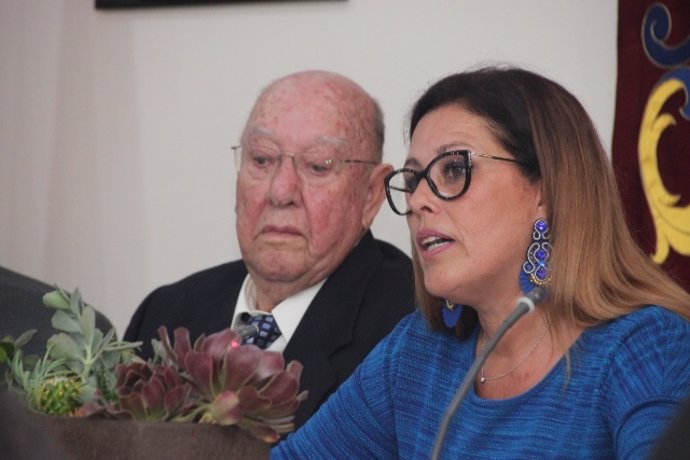 Archivo - La alcaldesa de Arrecife, Astrid Pérez, y Carlos Manrique