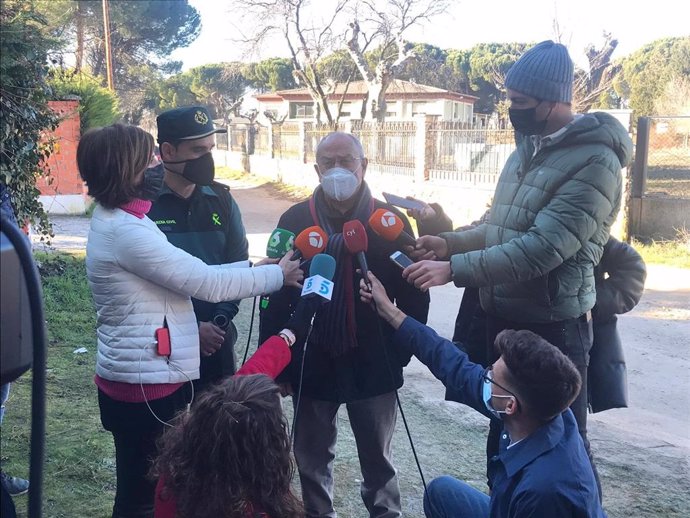 Emilio Álvarez y el teniente coronel Peña atienden a los medios en Traspinedo.