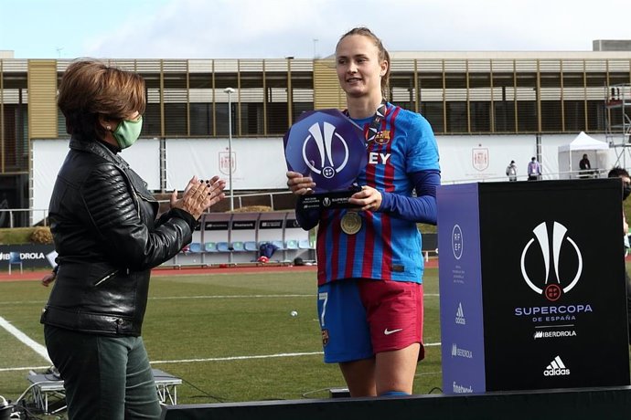 La delantera del FC Barcelona Caroline Graham Hansen, reconocida como la mejor jugadora de la final de la Supercopa de España ante el Atlético de Madrid (7-0), recibe el reconocimiento de manos de Ángeles Santamaría, consejera de Iberdrola en España