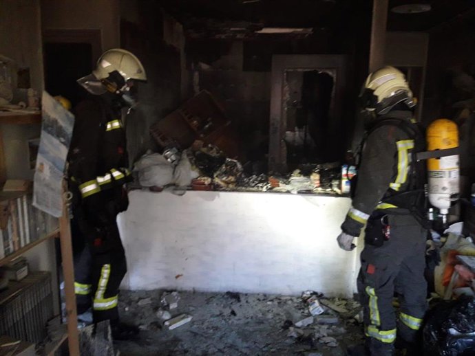 Bomberos sofocan un incendio en una vivienda