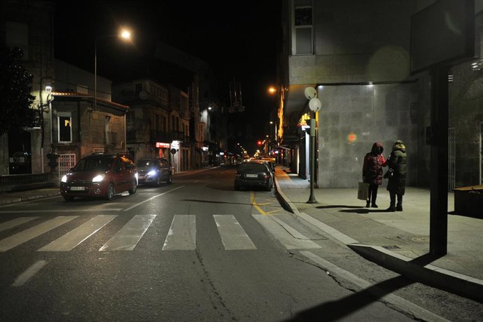 Archivo - Una calle en Xinzo de Limia, Ourense, Galicia (España), a 2021. El Ayuntamiento de Xinzo de Limia (Ourense) recomienda a sus vecinos que adelanten el toque de queda a las ocho de la tarde y a los comercios que cierren a las seis, en solidarida