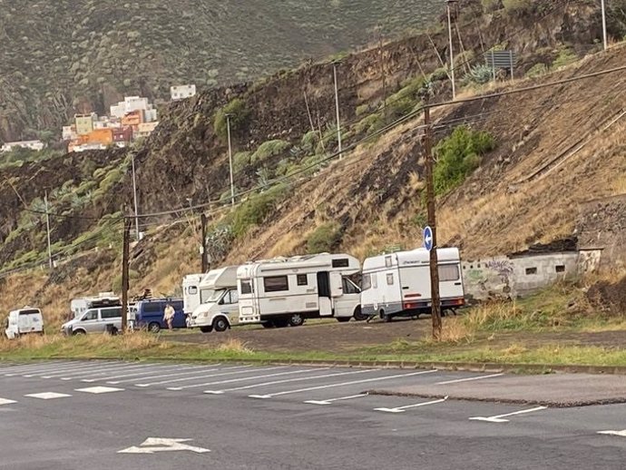 Caravanas estacionadas en la playa de Las Teresitas